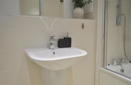 Modern 2 Bedroom Apartment Steps from Vauxhall St - Foto 12