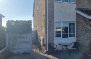 Holes Bay Nature Reserve, Poole, right next to the Water - Photo 8