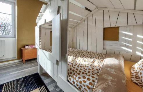 Amazing Home In Neuilly Le Vendin - Photo 26