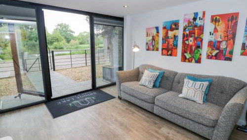 The Tunnel at Bridge Lake Farm and Fishery - Foto 5