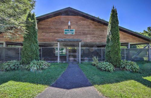 On-Site Lake and Pool Access Cabin in Newland! - Foto 21