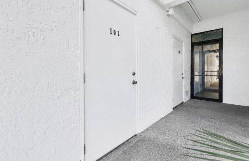 Sun Plaza by Coastal Chic Vacations - Private Beach Access with Pool and Tennis - Photo 28