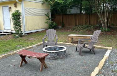3 Bedroom Cozy Cottage with fenced in backyard and hot tub 4 miles to the beach - Foto 10
