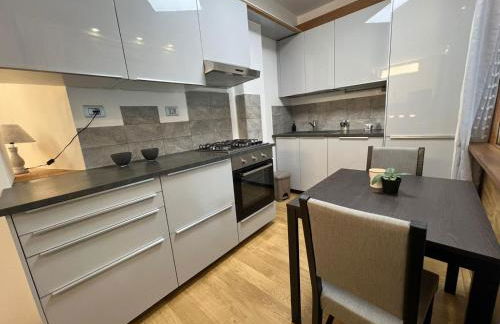 "R&P apartment", short term stay, elegant design, Bisceglie metro station, easy for San Siro and Fiera Milano, free parking - Foto 8