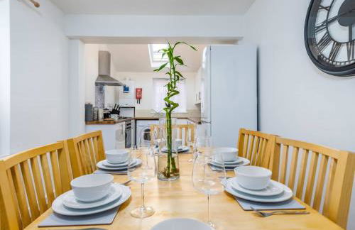 4Bed Central House w Parking & Garden - Foto 17