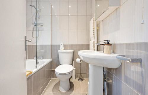 Spacious Retreat 5 Beds Sleeps 8 Free Parking - Foto 20