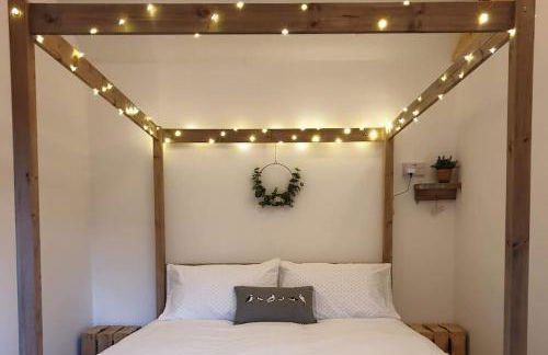 The Potting Shed near Tenby, 100" Projector, Four poster bed, On-site HOT TUB access via Spa Pack - Photo 20