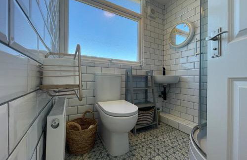 Baywatch Mawgan Porth Spacious Home sleeps 9, Games room, Parking & Garden - Foto 27