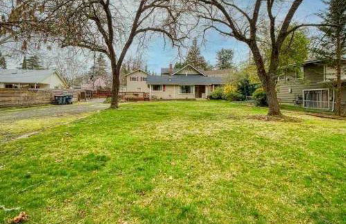 Medford Home And 2 Condos With Pool - Photo 9