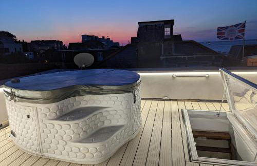 Seafarer's View - 6 bedroom townhouse in Cowes, parking & seaviews. - Photo 3