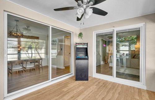 Four Bed Home with Pool Game Room Bar Near Beach - Foto 29