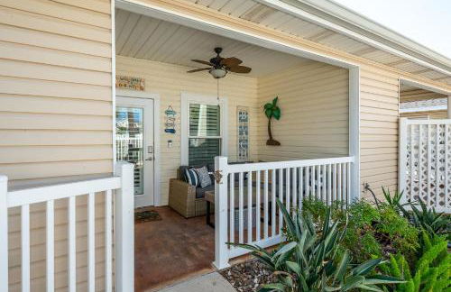 Sunny Townhome with Pool Access about 1 Mi to Beach - Foto 18