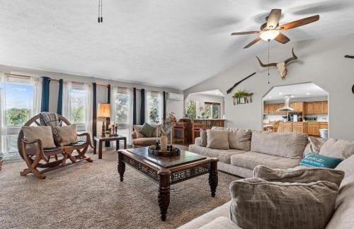 Lakefront Retreat with Deck, Movie Room and Yard - Foto 14