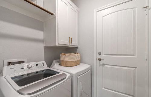 The Benjamin I - 2022 Built Luxury Retreat with Backyard Paradise with Hot Tub Outdoor Movie Screen Dock & Boat Rental - Foto 30