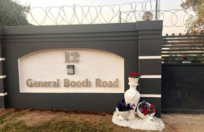 Secure Solar Powered two Bedroomed Haven - Photo 19