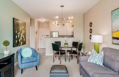 City Water View Oasis with Pool & Gym near Cruise in Heart of Seattle - Foto 11