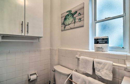 Sun-Soaked Coastal Hideaway - Steps to Beach! - Foto 17