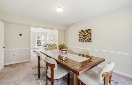 Bright Family Retreat with Private Backyard & Loft - Foto 15