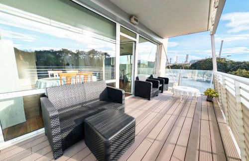 Spacious 2 Bedroom Apartment with Terraces Pool and Parking near the Beach - Foto 54