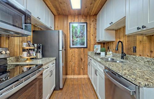 Waterfront A-Frame Cabin w Hot Tub, Outdoor Kitchen, Firepit Near Hiking & ATV Trails - 10 mins to Helen, GA - Foto 11
