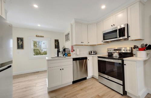 Main House - 3 Story 5 Bed 3 Bath Private Deck Courtyard Pet Friendly fee applies - Photo 14