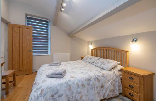 Sleeps 6 4 bedrooms 2 minute walk to the Square Hosted Happy Valley Cast - Photo 48