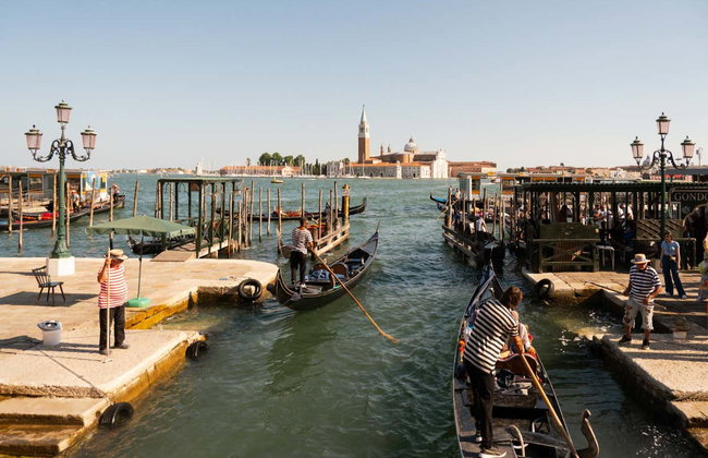 Paseo en góndola por el Puente de los Suspiros y los canales de Venecia - Foto 4