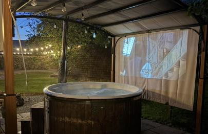 Luxury Hot Tub Glamping with Outdoor Cinema near Newborough Beach – Llanfair Hall - Foto 11