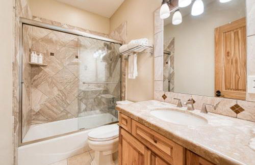 Truckee Timbers at Gray's Crossing by Tahoe Getaways - 4BR w Hot Tub, Ping Pong & EV - Foto 34