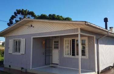 CASA FULL, CENTRO, 130m quadrados, 9 Pessoas, Wi-Fi, 3 Qtos, Churrasqueira e Apetrechos, Cozinha-Sala Integrados, 2 Banheiros, Varanda e Jardim, Garagem Coberta, Estac Interno 3 Carros, Lareira de Alta Performance e Fogão de Ferro, Área nos Fundos - Foto 1