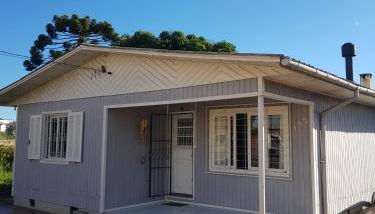 CASA FULL, CENTRO, 130m quadrados, 9 Pessoas, Wi-Fi, 3 Qtos, Churrasqueira e Apetrechos, Cozinha-Sala Integrados, 2 Banheiros, Varanda e Jardim, Garagem Coberta, Estac Interno 3 Carros, Lareira de Alta Performance e Fogão de Ferro, Área nos Fundos - Foto 1