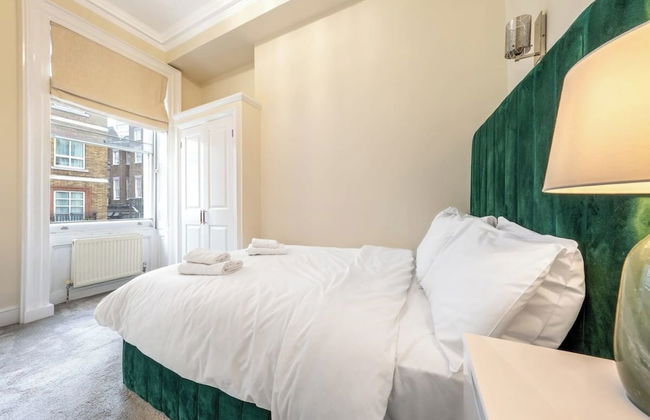 The Hertford Boutique - Photo 4