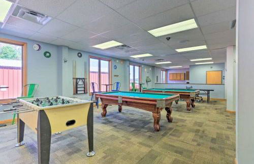 Romantic Pocono house - stream, lake, beach, pool, firepit - Foto 16