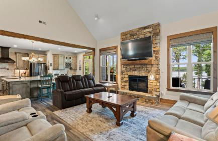 Spacious Waterfront Home on Lake Norman with Firepit Views and Dock Access - Foto 5