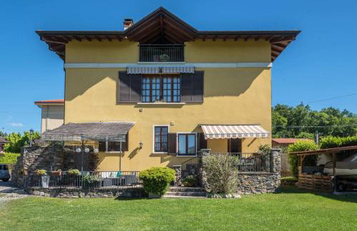 Tinas yellow home - Photo 13