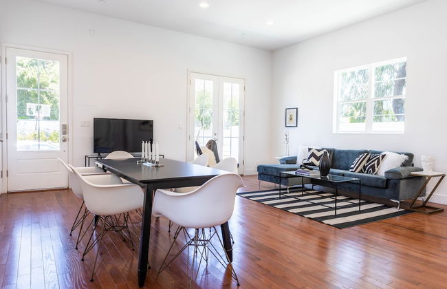 Ince by Avantstay 100 Meters to Amazon Studios - Photo 1