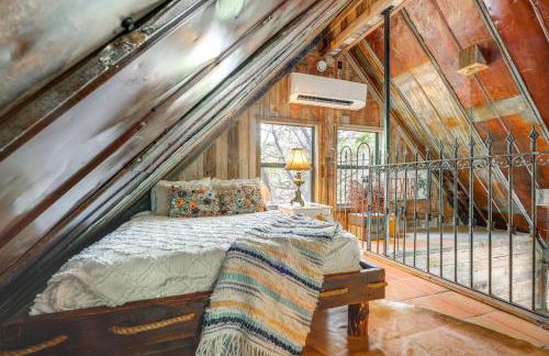 Horse Thief Inn Cabin Retreat with Deck and Hot Tub! - Foto 15
