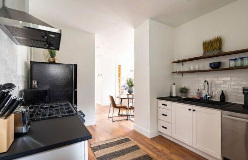Stay Portland - 3BR - Sleeps 6 - Steps to NW 23rd - Fast WiFi - Foto 10
