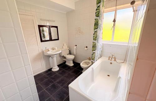 6-Beds, Private Road, Beautiful Garden - Foto 19