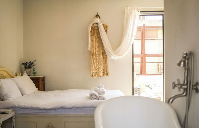 Elegant 1BR Apt w Balcony in the City - Photo 12