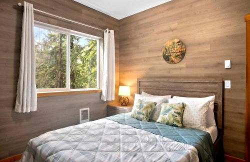 Luxe Chalet at Rainier Entrance with Hot Tub-AC-WiFi - Photo 18