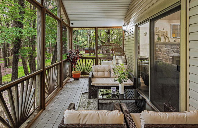 Frolic on Fern by Avantstay Enclosed Deck w/ Forest Views, Bar - Photo 41