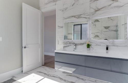 Modern 5 Bedroom Masterpiece With Rooftop Deck - Photo 31