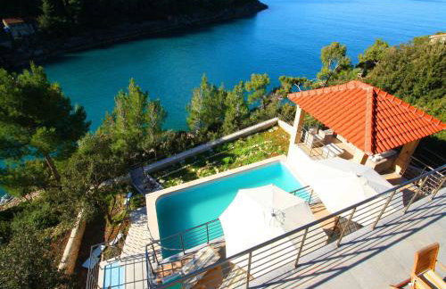 Beachfront Luxury Villa with Private Pool and Stunning Sea Views - Photo 42