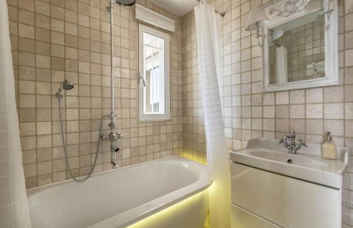 Luxury Villa with Jacuzzi in Les Issambres - Foto 18