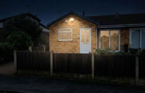 Peaceful 2-Bed Bungalow with Garden & Parking in Bramley Village, Rotherham - Foto 50