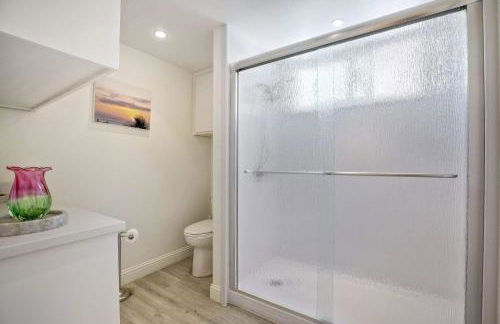 Serene Coastal Home Sleeps 8 - 1 Mile from Beach - Foto 56