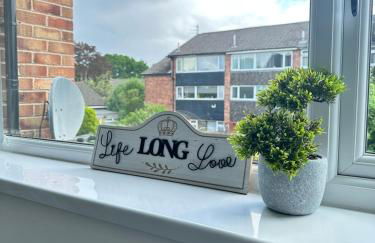 Cozy Family House 10 min from Manchester Airport - Photo 6