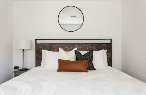 Upscale 4BR Townhouse Sleeps 8 with Fast WiFi - Foto 19