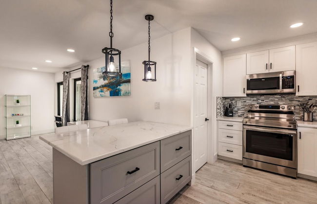 Modern Spacious Home With Pool Jacuzzi - Photo 12